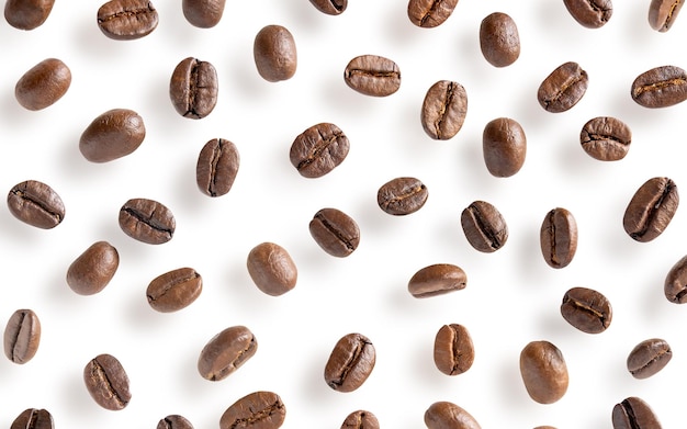 Roasted coffee beans Scattered coffee beans on a white background with clipping paths Close up image
