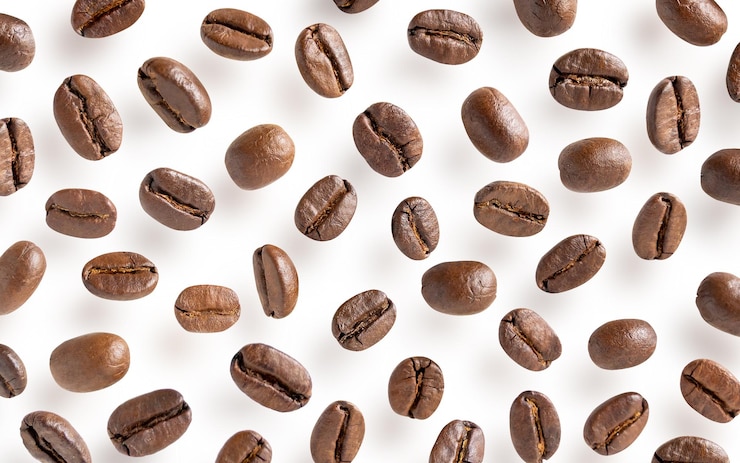 PSD roasted coffee beans scattered coffee beans on a white background with clipping paths close up image