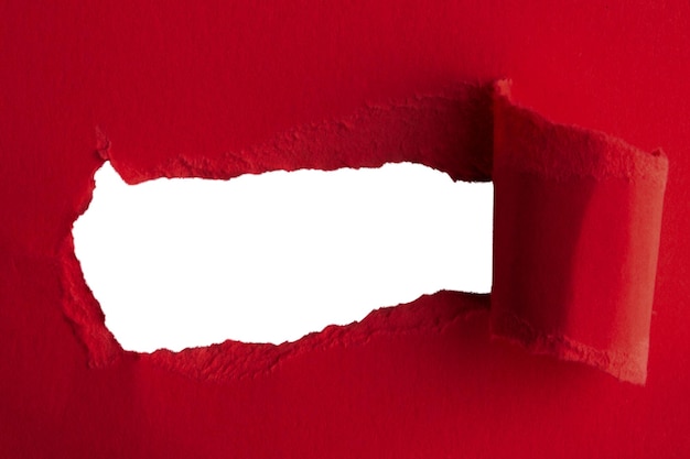 PSD rood dik papier gescheurd in het midden met een leeg gat en een lege achtergrond achter.
