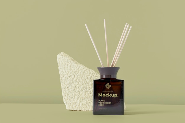 PSD mock-up di etichetta del diffusore ambientale con bottiglia e bastoncini