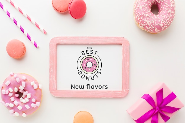 PSD roze donuts en snoepjes met frame mock-up