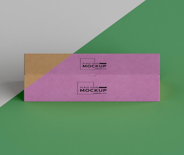 Roze doos op groene achtergrond