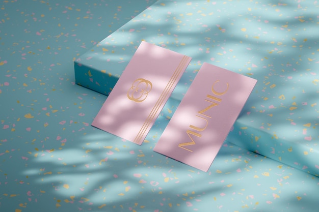 Różowa złota wizytówka do wizualizacji marki na niebieskim marmurowym tropikalnym tle renderowania 3d
