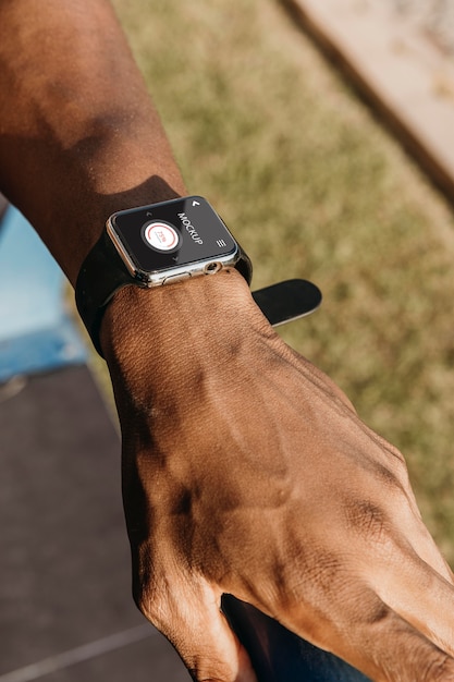 PSD runner die een mock-up smartwatch draagt