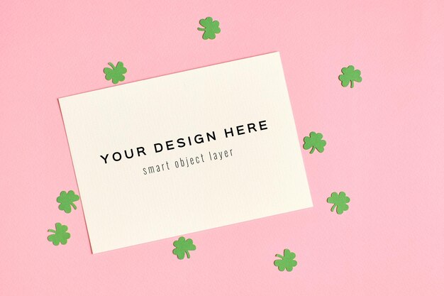 Saint patricks day wenskaart mockup met papieren klaverblad