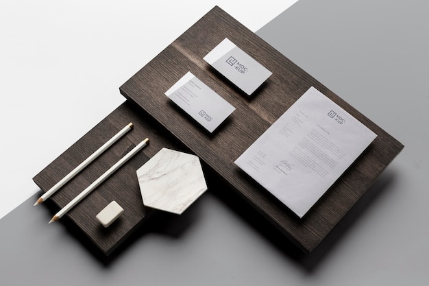 PSD samenstelling van mock-up briefpapier op hout