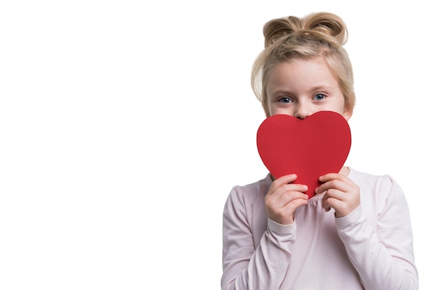 Schattig meisje met hart teken