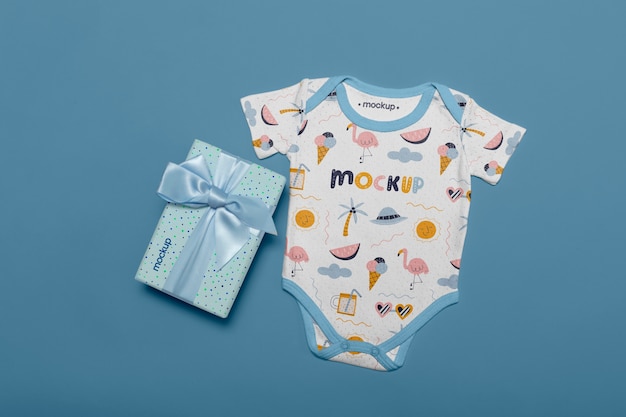 PSD schattige pasgeboren baby onesie mock-up