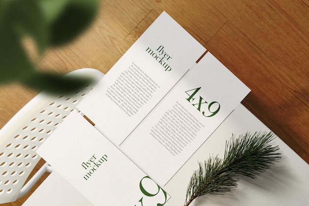 Schone minimale brochure-flyer op de bovenste witte tafel met conifer psd-bestand