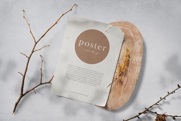 Schone minimale poster mockup op houten plaat met stokken en plant achtergrond. psd-bestand.