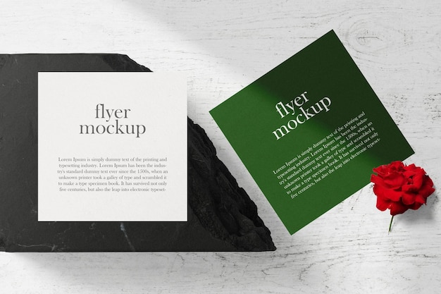 Schone minimale vierkante flyer mockup op steen die top van witte houten achtergrond met bloem