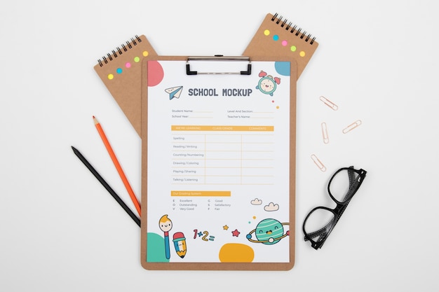 PSD mockup di disposizione delle forniture scolastiche disteso