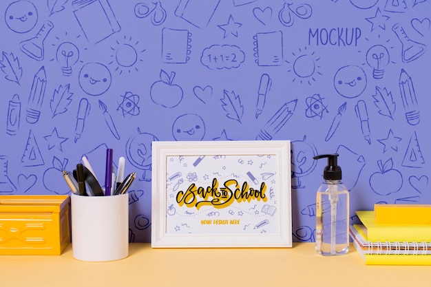 PSD materiale scolastico e disinfettante per le mani con mock-up