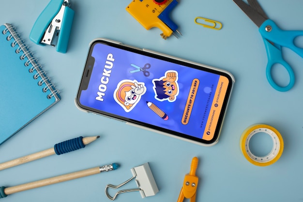 学用品とスマートフォンの配置トップ ビュー