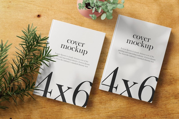 Schoon minimaal boek 4x6 mockup op houten achtergrond met vaas en conifer