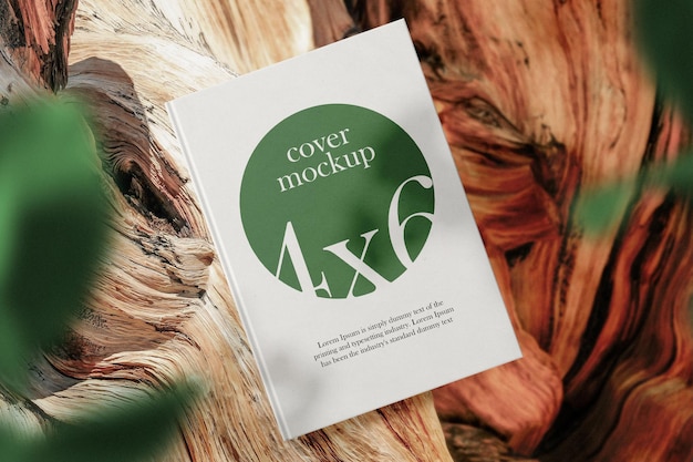 Schoon minimaal boek 4x6 mockup op houten hout.