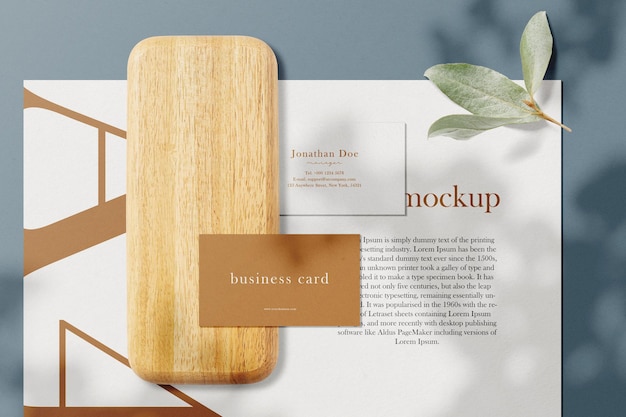 Schoon minimaal visitekaartjemodel op houten bord met bladeren