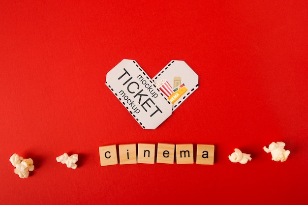 Scrabble letters en popcorn van bovenaanzicht cinema