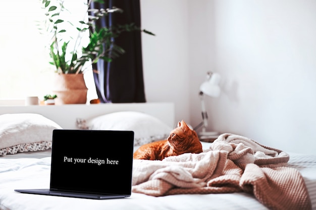 PSD mockup di schermo con un gatto su un letto