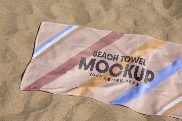 海辺のビーチタオルのデザインのモックアップ