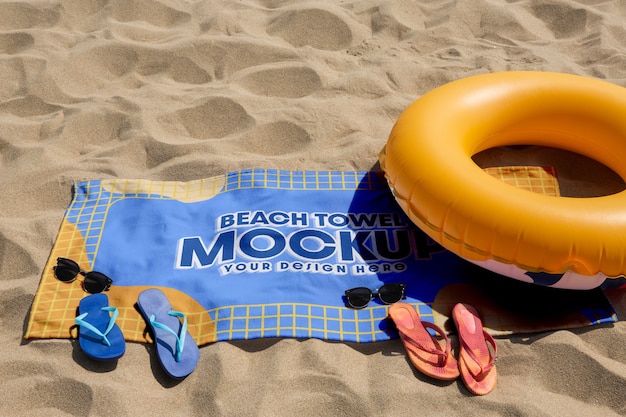 Мокап дизайна пляжного полотенца на берегу моря
