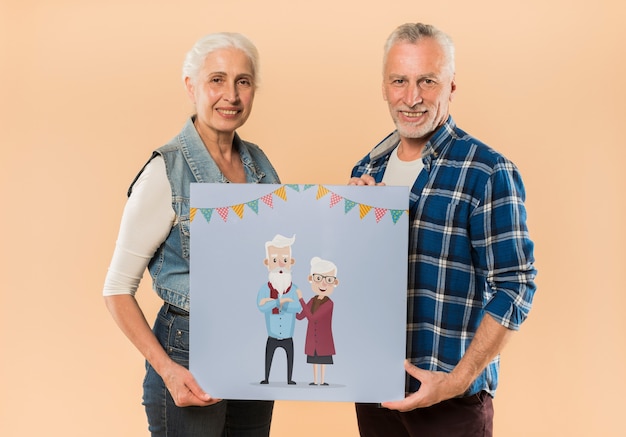 Пожилые супружеские пары, представляя доску для бабушек и дедушек