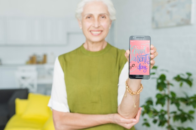 Senior vrouw met smartphone mockup