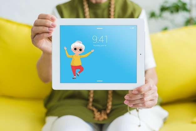 PSD senior vrouw met tablet mockup