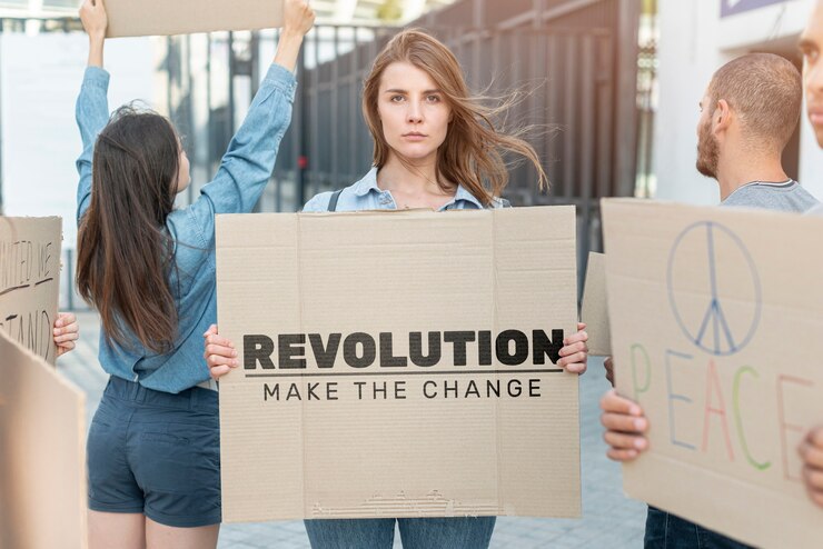 PSD serious woman with board mock-up