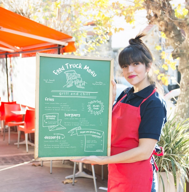 Serveerster presenteren bord met menu