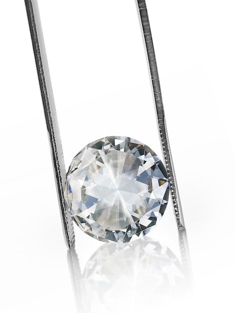 Блестящий бриллиант помещен в алмазный пинцет на прозрачном фоне