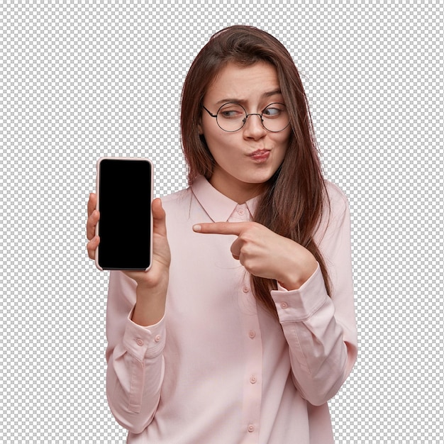 魅力的な黒の女性がモダンな携帯電話を手に持って,モックアップスクリーンで,お気に入りの会社の新しいガジェットを宣伝している.