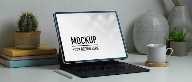 Vista laterale della scrivania dell'home office con mockup di tablet