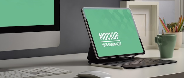 デジタルタブレットコンピュータのモックアップとホームオフィスデスクの側面図