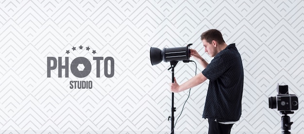 Вид сбоку фотографа на работе