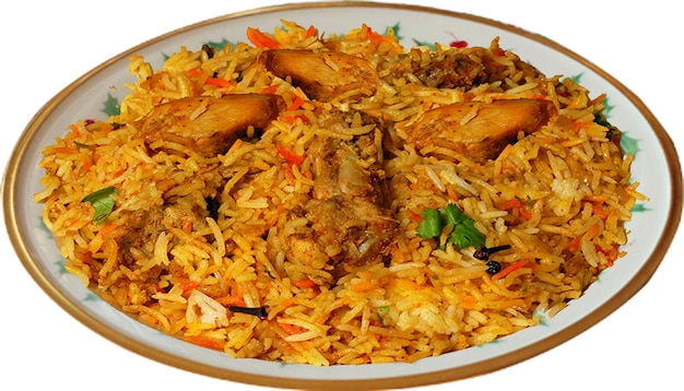 Боковой вид пилафа с тушеным куриным мясом на тарелке на белом фоне
