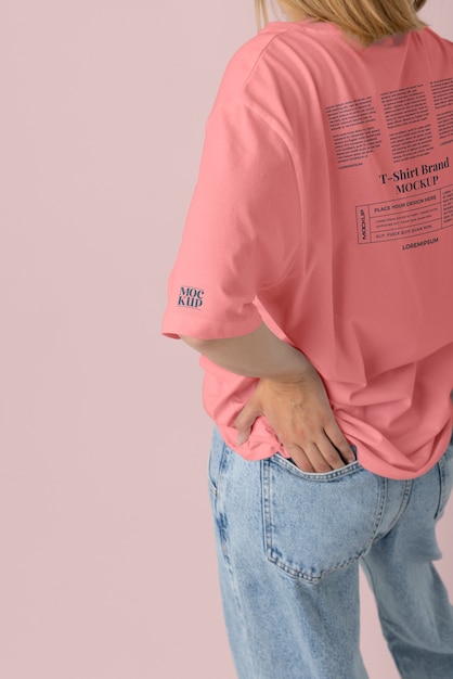 側面図の女性が T シャツでポーズ