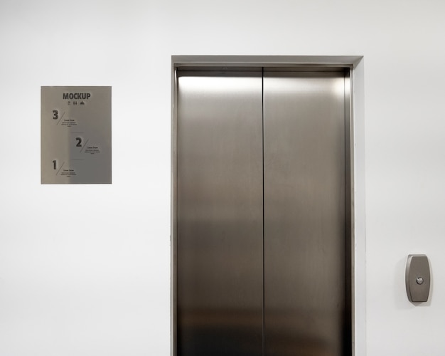 PSD エレベーターの内部の看板