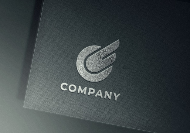 Mockup logo in rilievo argento su carta ruvida grigia