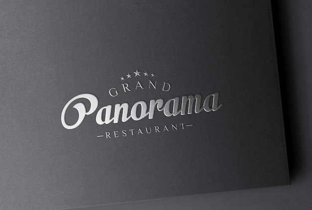 Mockup logo in lamina d'argento su carta nera