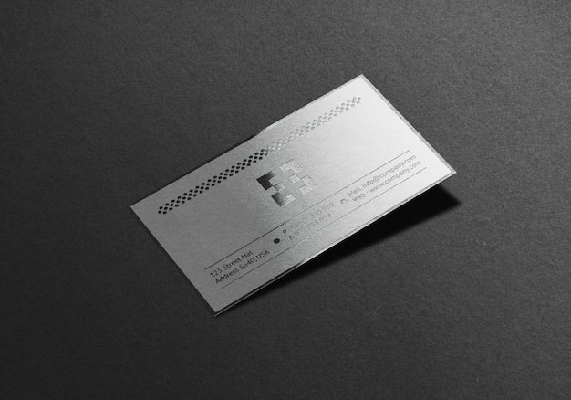 PSD mockup di biglietto da visita metallico argento mockup di carta in metallo