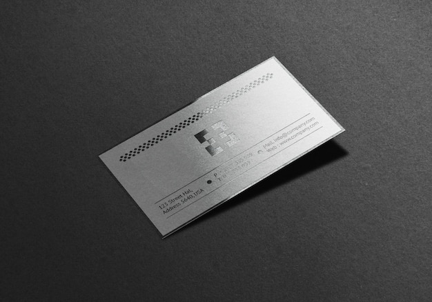 Mockup di biglietto da visita metallico argento mockup di carta in metallo