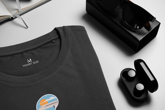 Semplice design mock-up di t-shirt con emblema