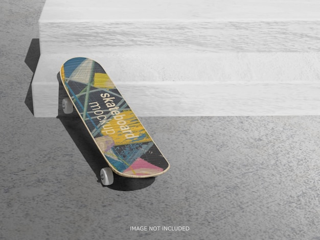 Mockup di skateboard su scale di cemento