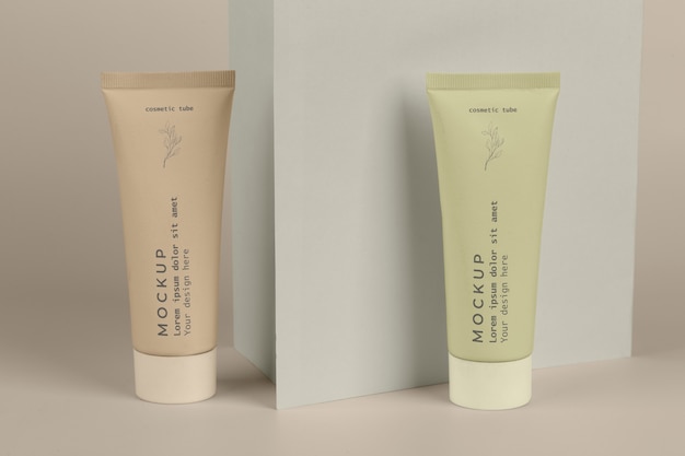 PSD mockup di tubo cosmetico per la cura della pelle