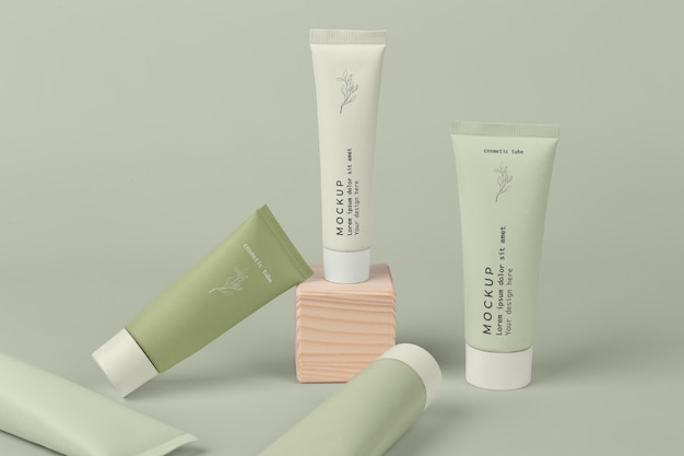 PSD mockup di tubo cosmetico per la cura della pelle