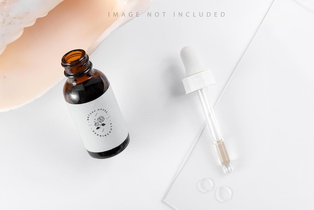 PSD olio per la pelle su sfondo bianco medicina omeopatica in una bottiglia mockup con una pipetta