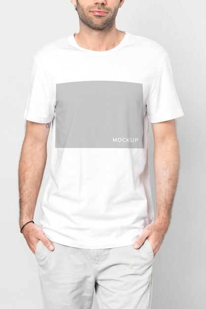 Slanke man in een wit t-shirtmodel