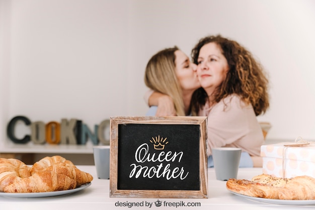 PSD slate mockup per la festa della mamma con colazione e bacio