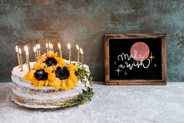 PSD slate mockup con torta di compleanno